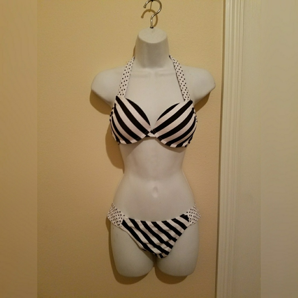 Adorable black and white bikini