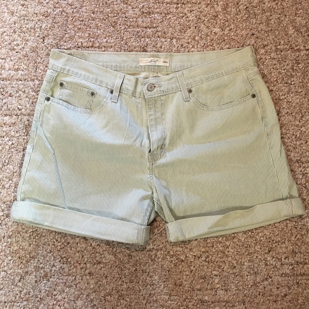 Striped LEVI'S shorts!!