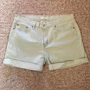 Striped LEVI'S shorts!!