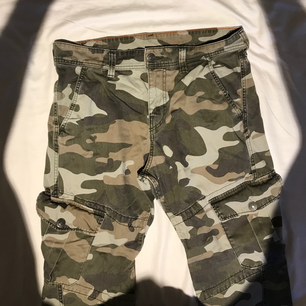 TRUE RELIGION USED MENS CARGO PANTS SIZE: 32x28.5