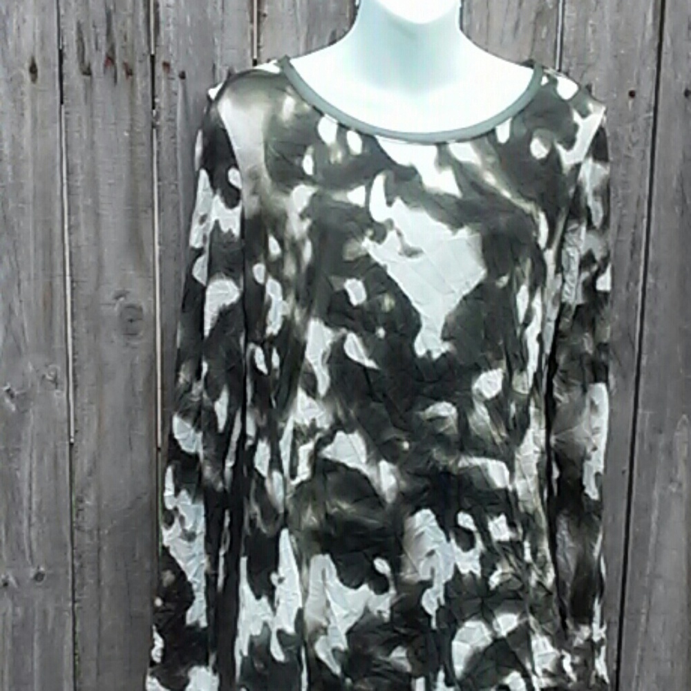 NWOT SmplyVera Vera Wang. Camo Top