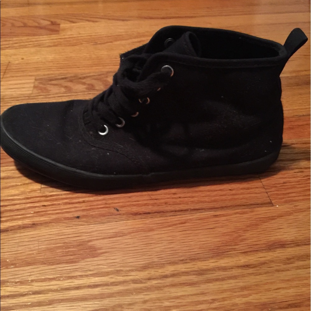 Black Divided Size 7 Sneakers