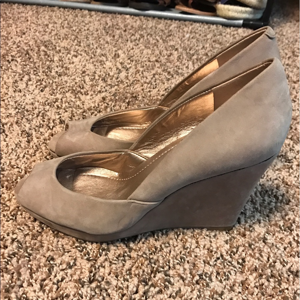 BCBG pumps
