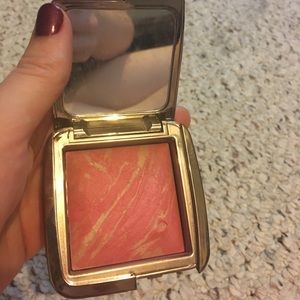 Hourglass blush