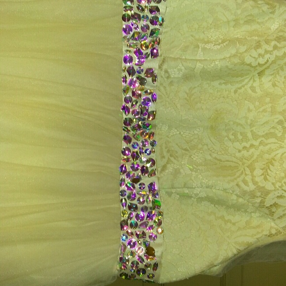 Wedding dress - Picture 2 of 3