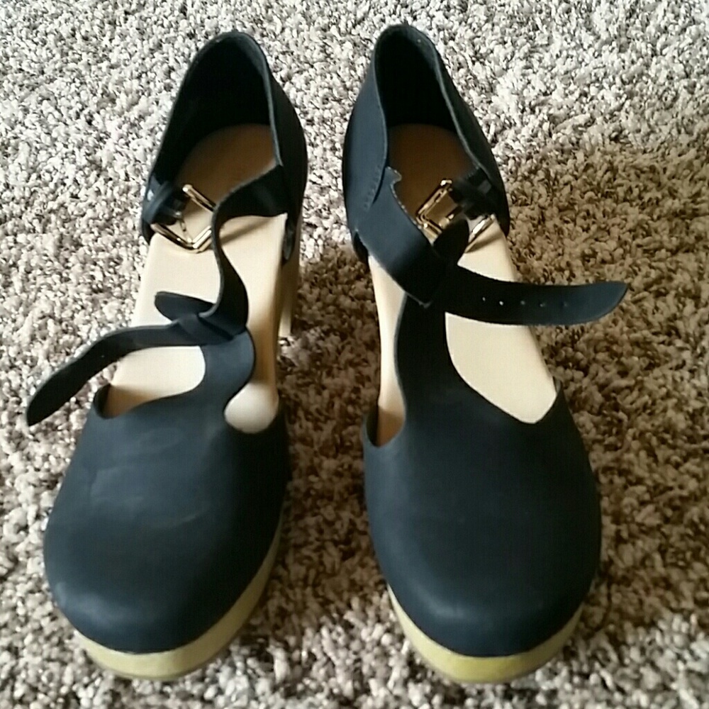 NEVER WORN Black/tan shoes-clogs