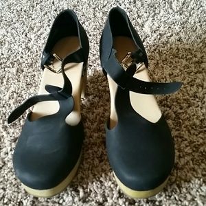 NEVER WORN Black/tan shoes-clogs