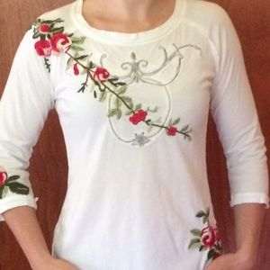 JWLA Avec Fleurs embroidered 3/4 length tee.