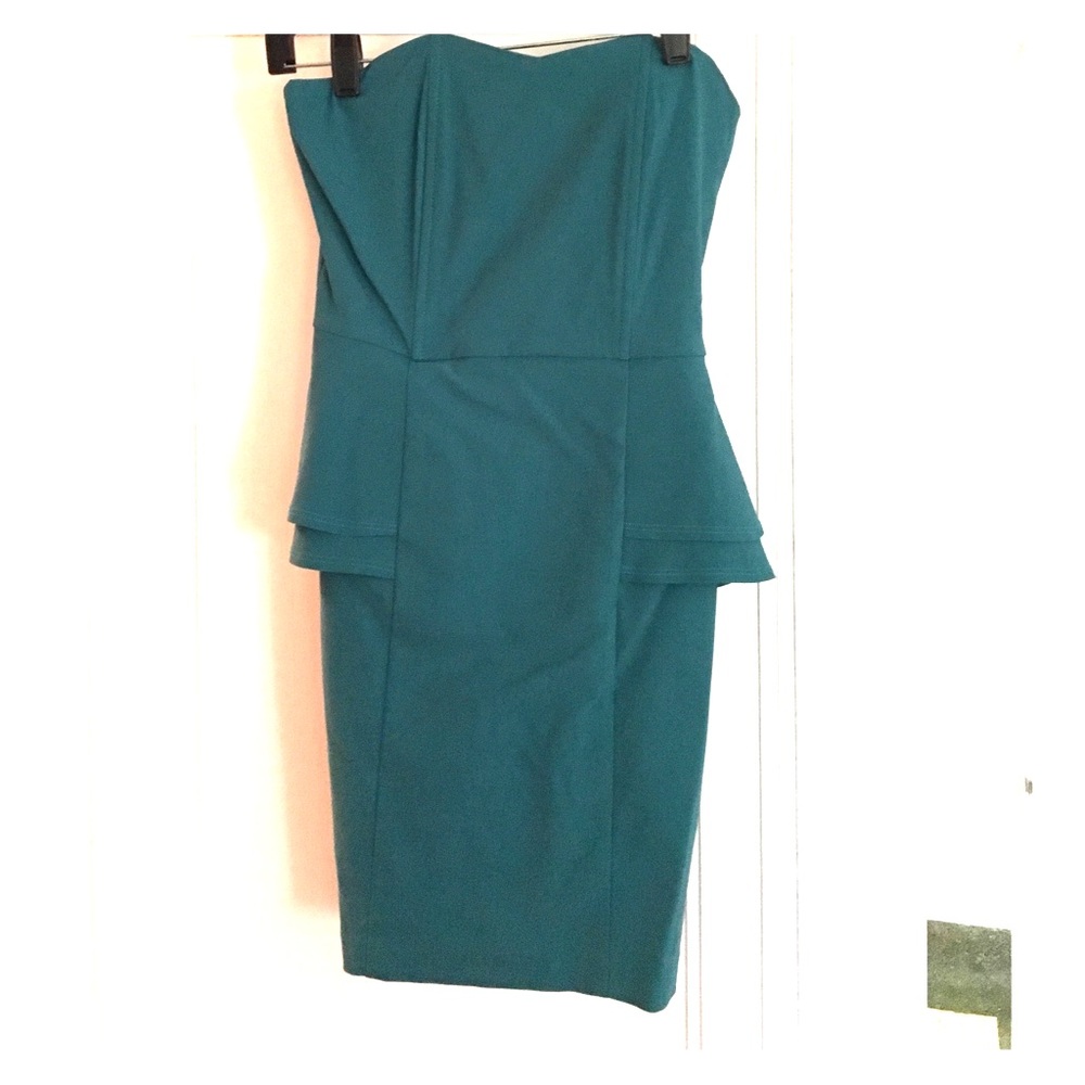 Strapless emerald green form fitting dress