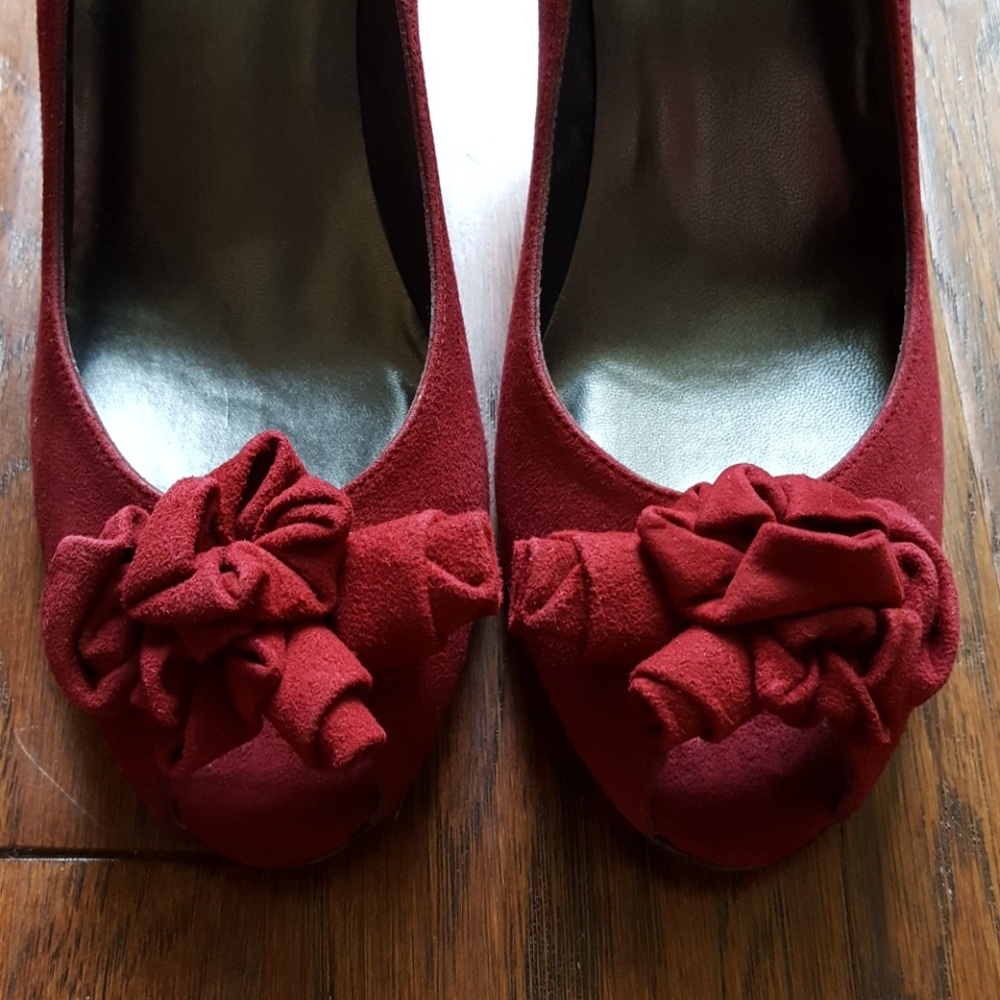 New In Box!! Stuart Weitzman Scarlet Suede Pump