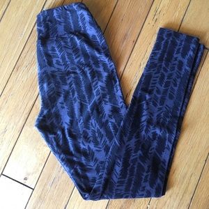 EUC lularoe unicorn tween legging feathers