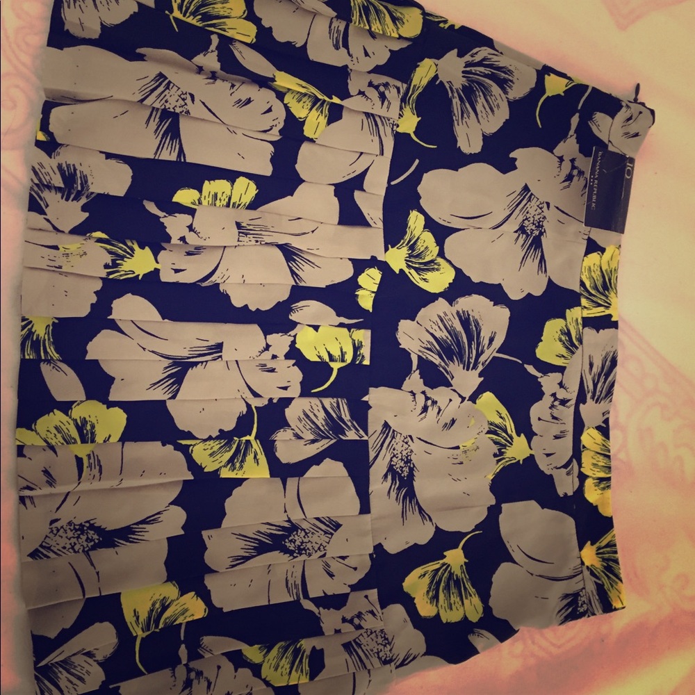 Banana republic pleated skirt