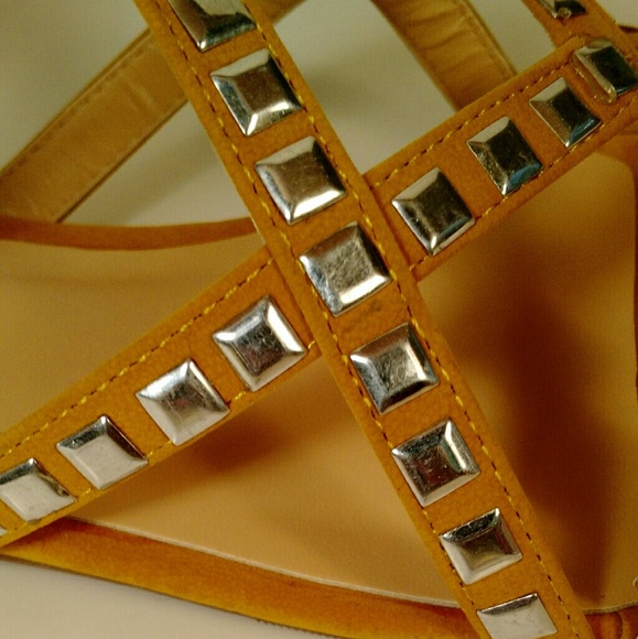 YELLOW STUDDED FLAT SANDALS(NO OFFERS) - Picture 5 of 5