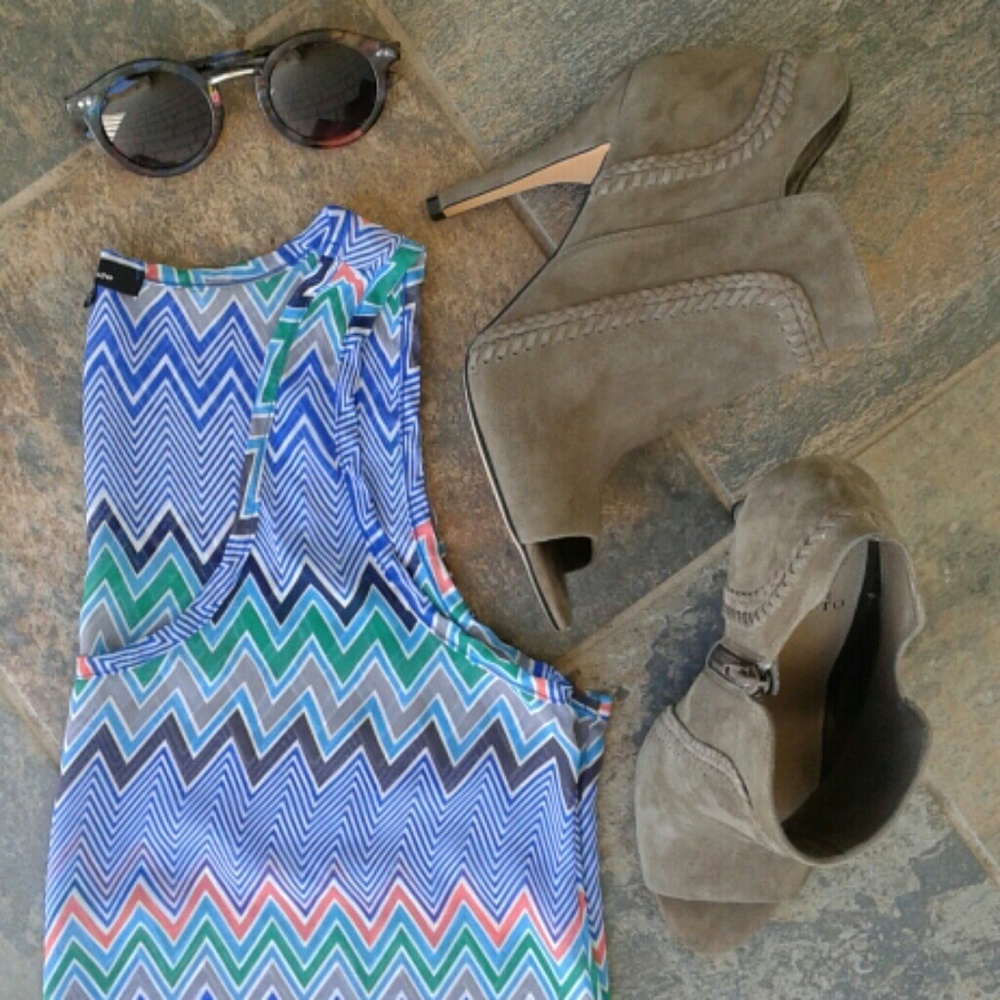 Soprano Multicolored Chevron Flowy Top Size Small
