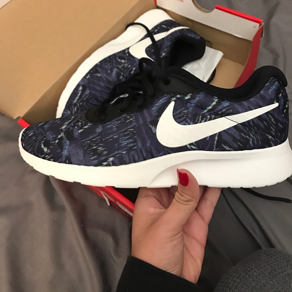 Woman's Nike tanjun
