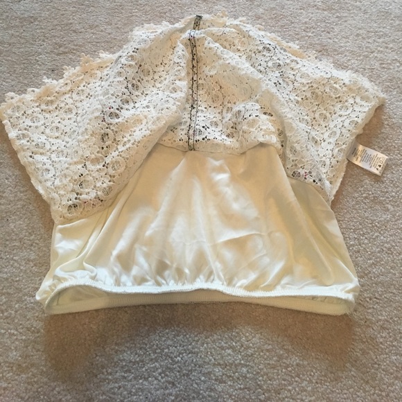 cream floral crop tank top - Picture 2 of 2