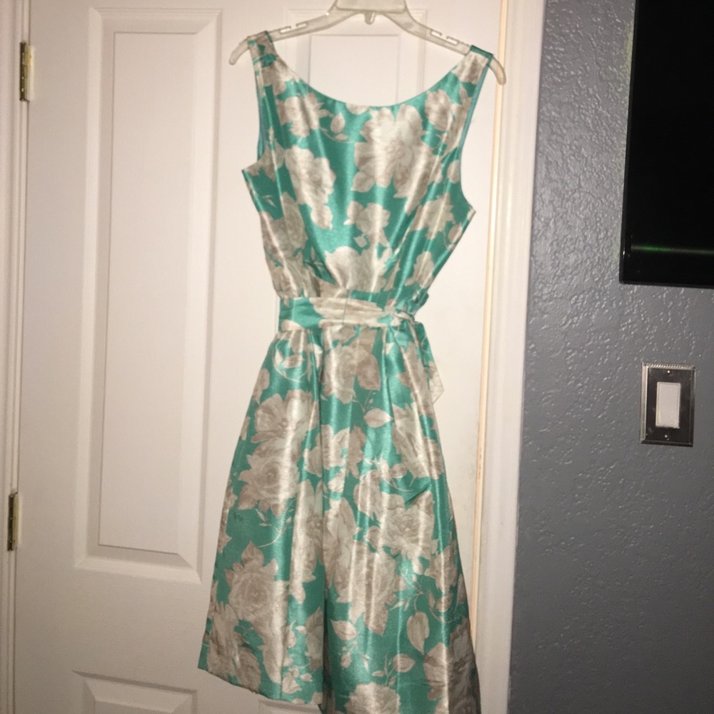 Beautiful Jessica Howard dress