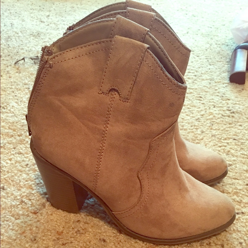 Merona suede tan chunky heel boot size 9