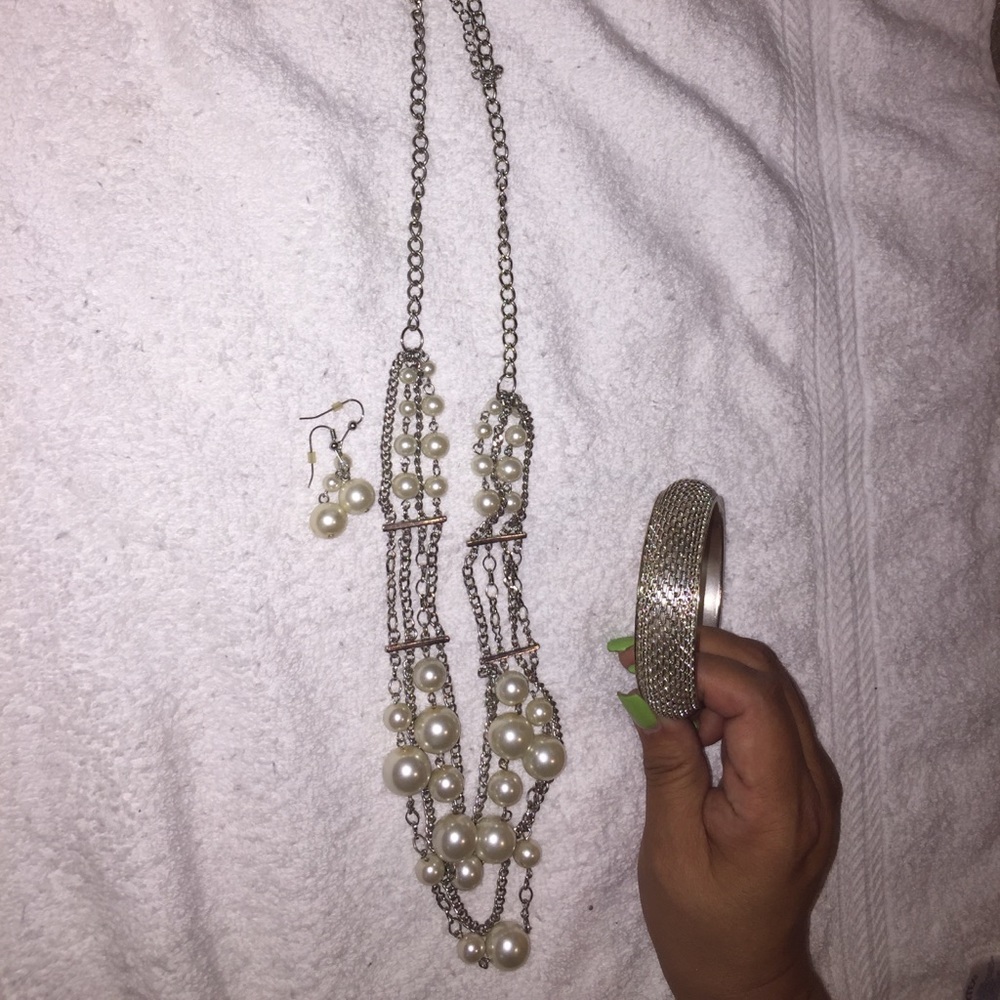 Silver and pearls jewelry set