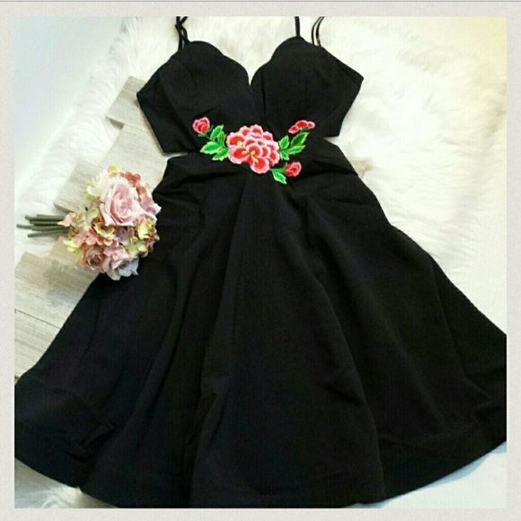 💋Black Floral Cut Out dress - Picture 2 of 4