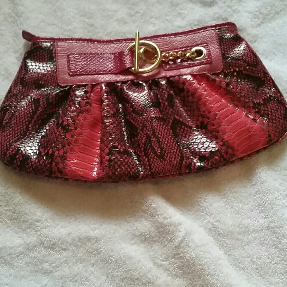 Pink/black faux snakeskin clutch