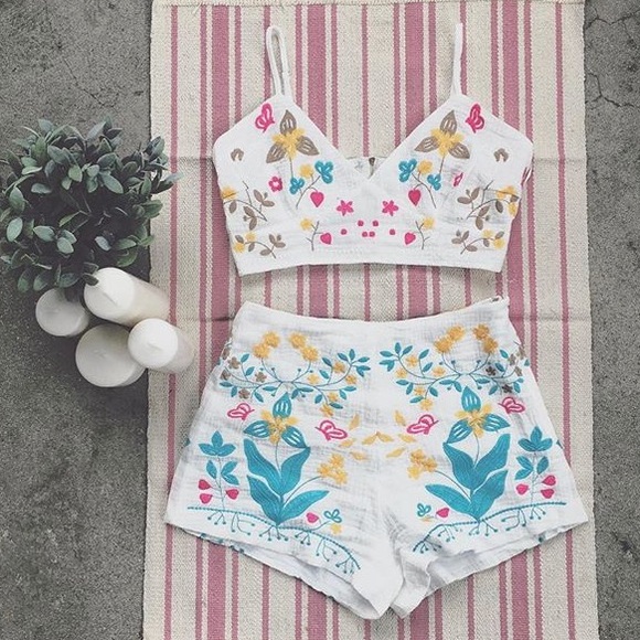 πEmbroidered Set - Picture 2 of 6