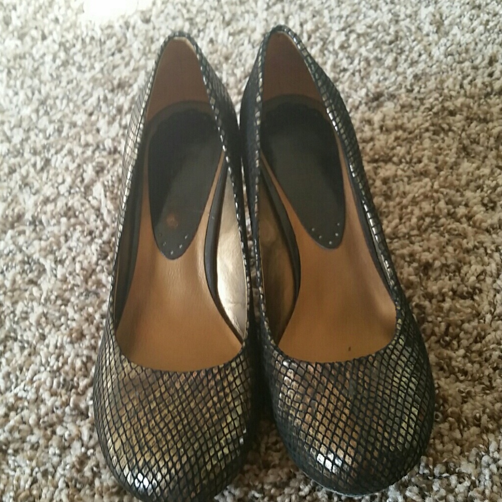 Kenneth Cole Reaction black/gold leather pumps