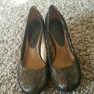 Kenneth Cole Reaction black/gold leather pumps
