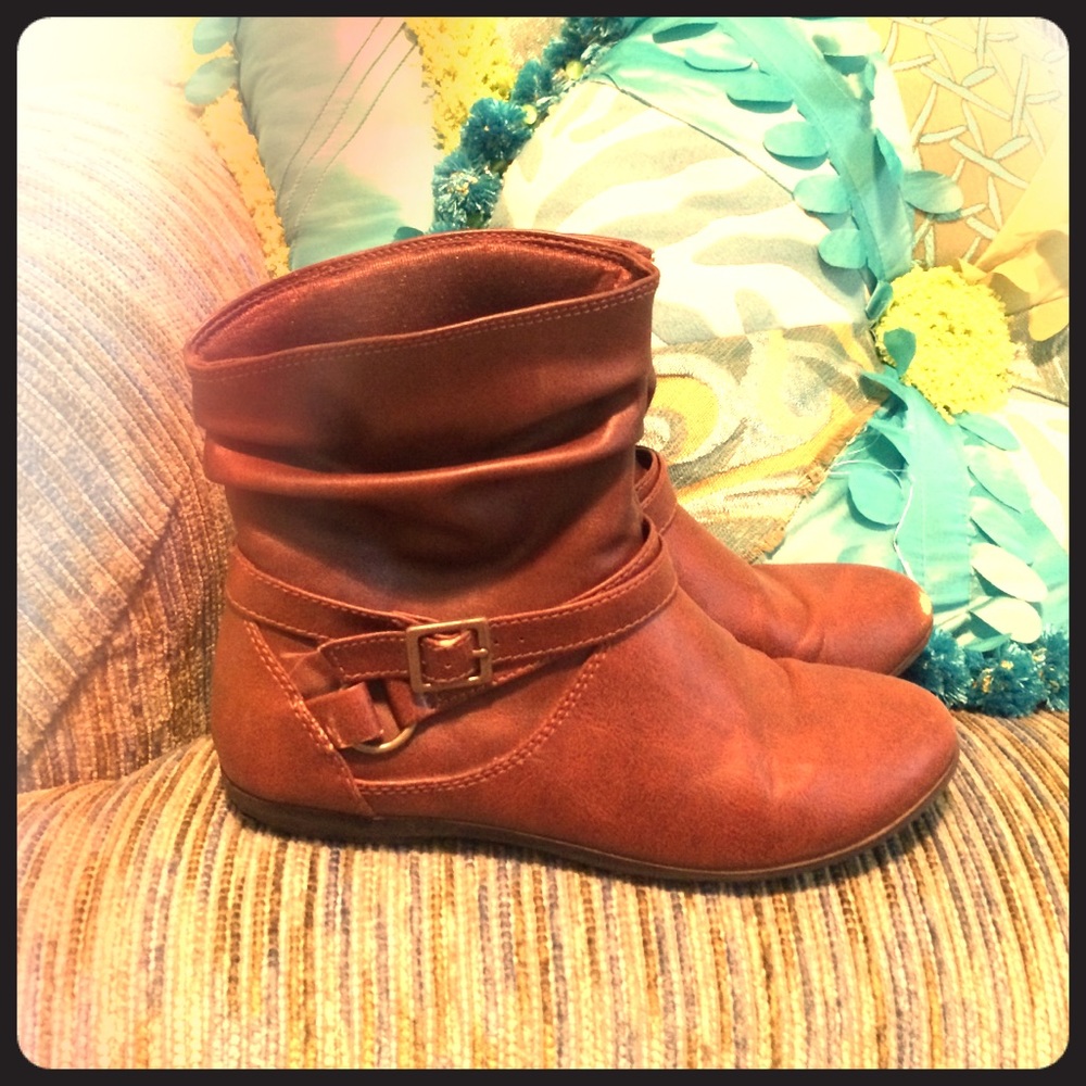 Women's boots. A little worn but are cute!!