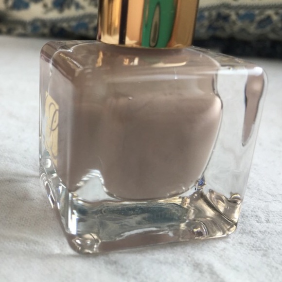 Estée Lauder matte nail polish in negligee - Picture 3 of 4