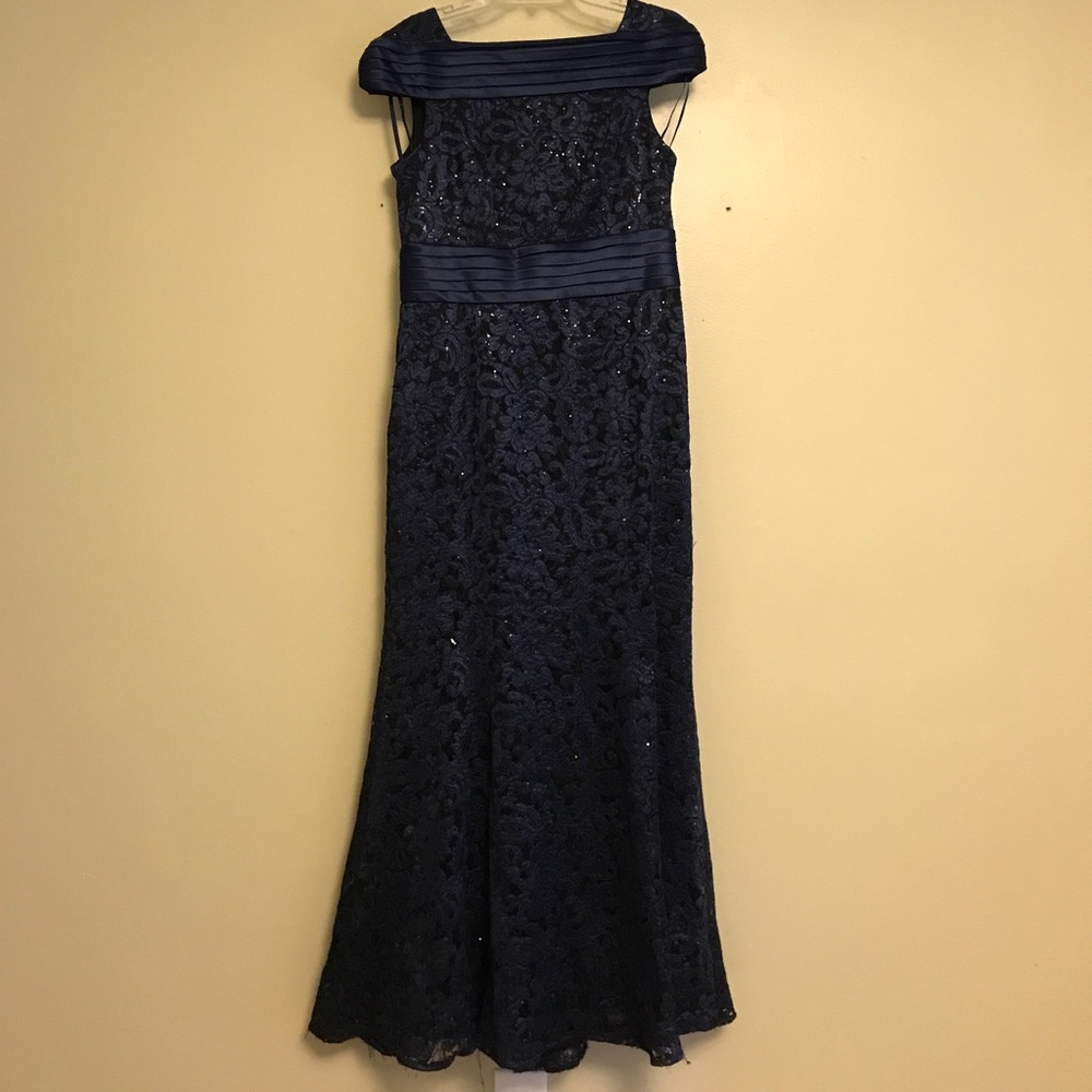MAKE AN OFFER- BEAUTIFUL DRESS!!