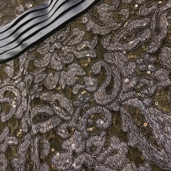 MAKE AN OFFER- BEAUTIFUL DRESS!! - Picture 2 of 2