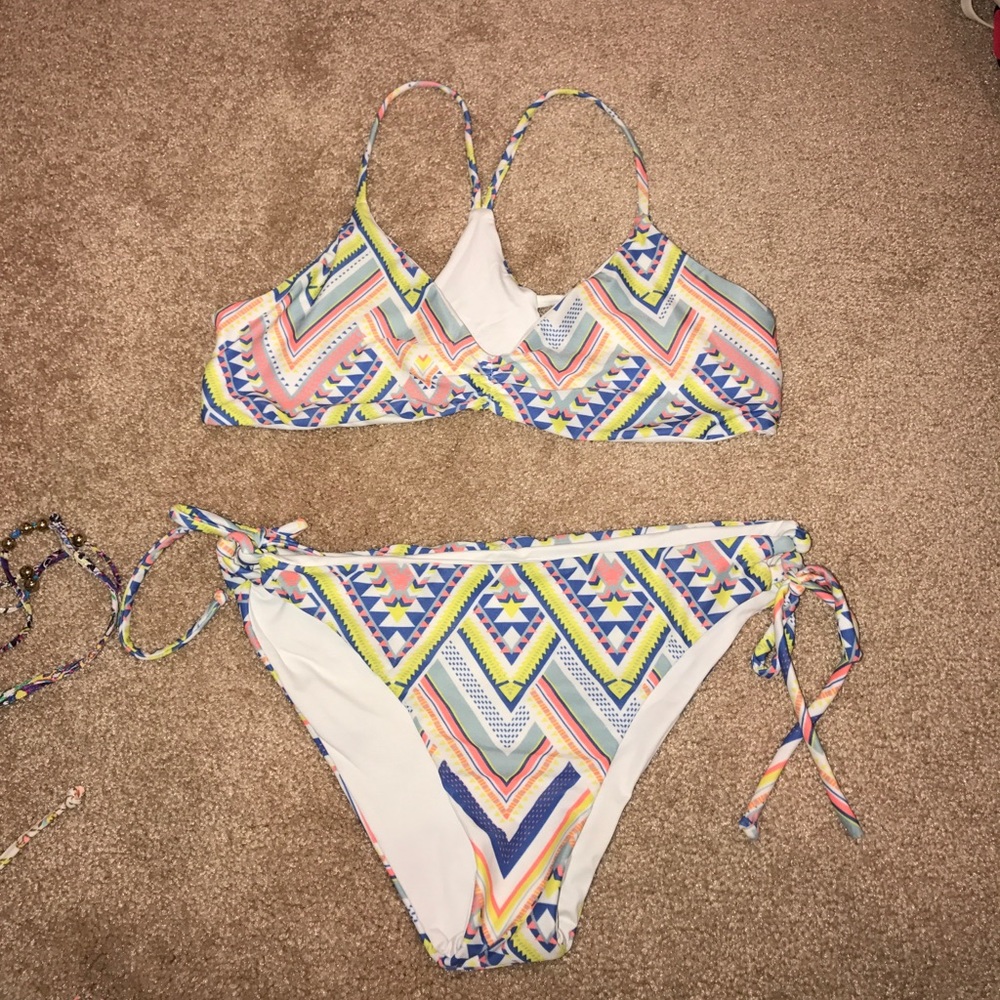 Geometric design bathing suit set