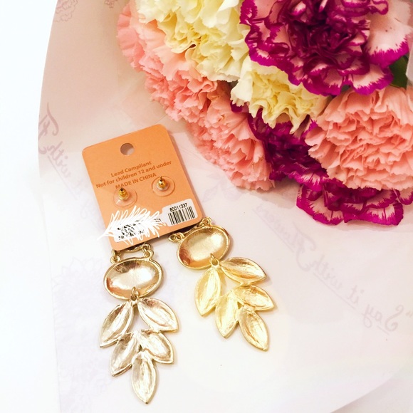 . {ELLA EURO} Gold leave chandelier earrings - Picture 5 of 8