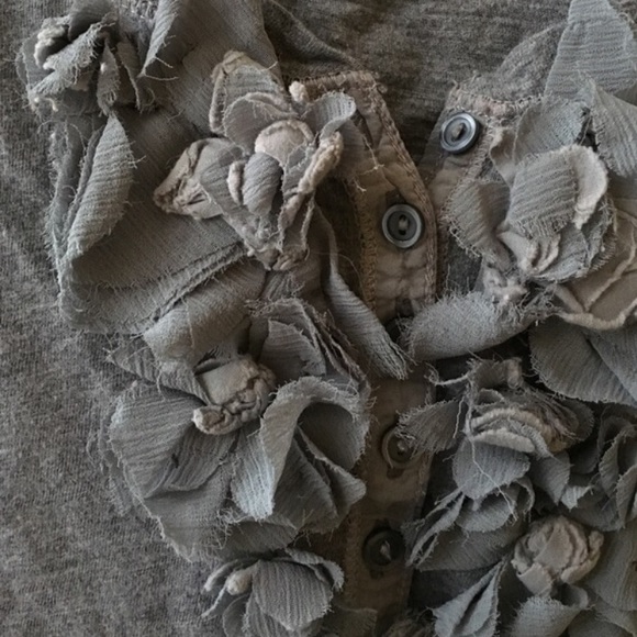 Abercrombie & Fitch gray tee with flower detail - Picture 2 of 3