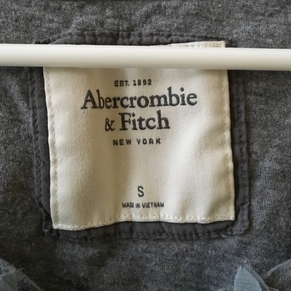 Abercrombie & Fitch gray tee with flower detail - Picture 3 of 3