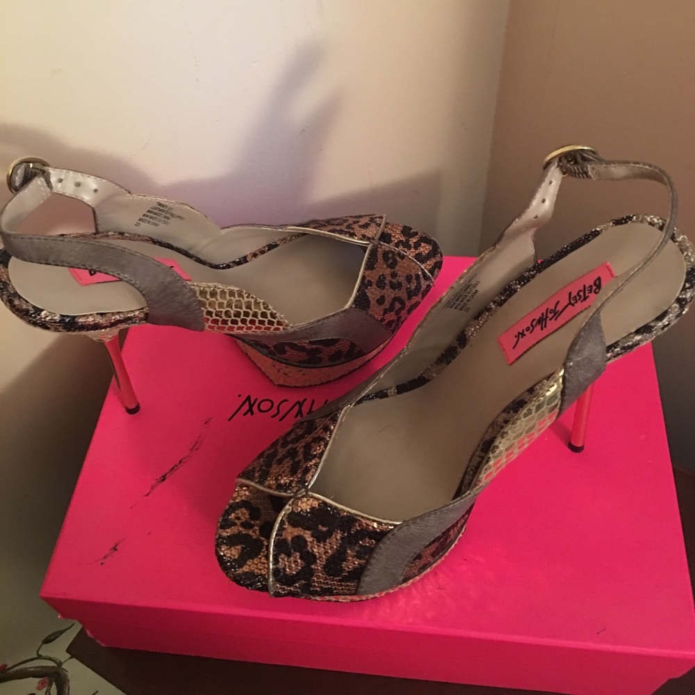 Betsy Johnson platform sling back heels