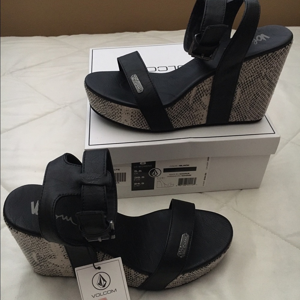 NWT Volcolm Black Wedge Sandals Size 8