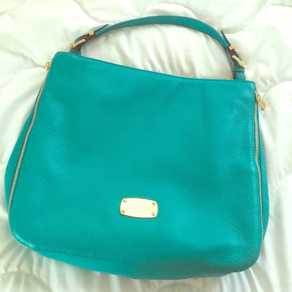 MICHAEL KORS PURSE w/ ADJUSTABLE STRAP