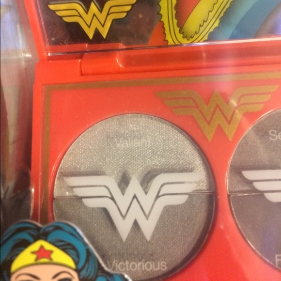 NEW Wonder Woman Eye Shadow - Picture 3 of 5