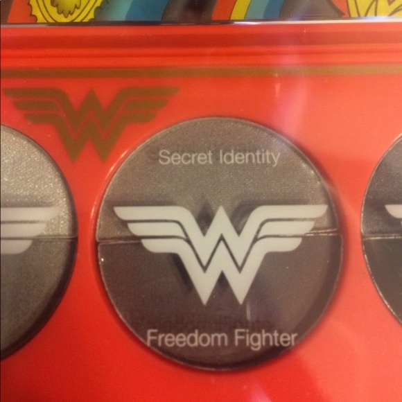 NEW Wonder Woman Eye Shadow - Picture 4 of 5