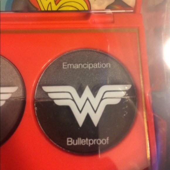 NEW Wonder Woman Eye Shadow - Picture 5 of 5