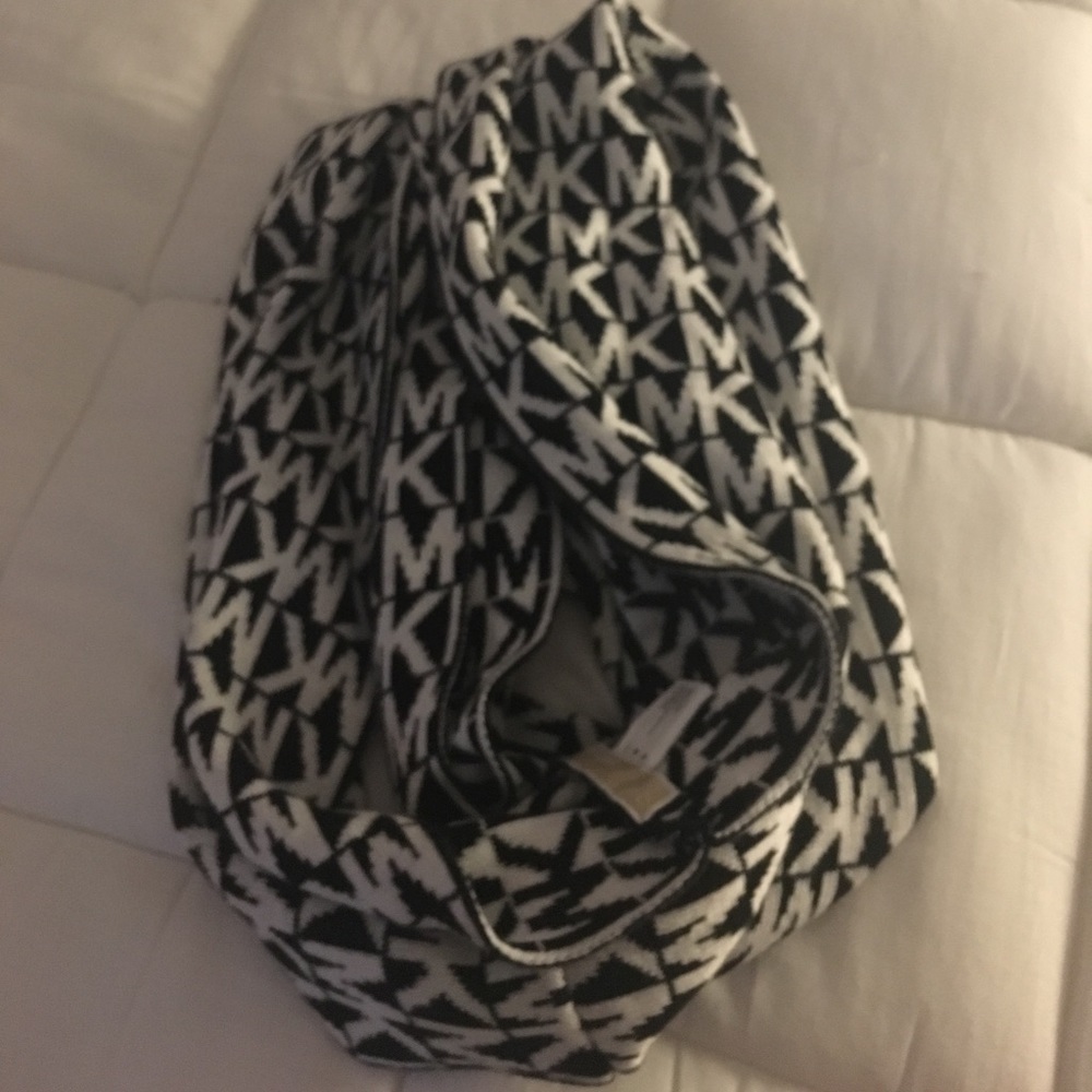 Michale kors scarf