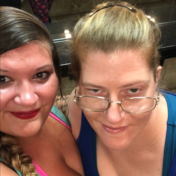 Meet your Posher, Cynthia - Picture 2 of 3