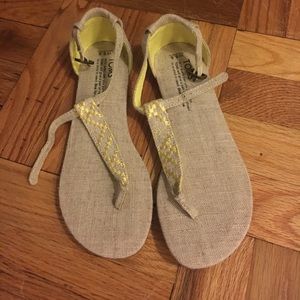 Toms Thong Sandals Size 5.5