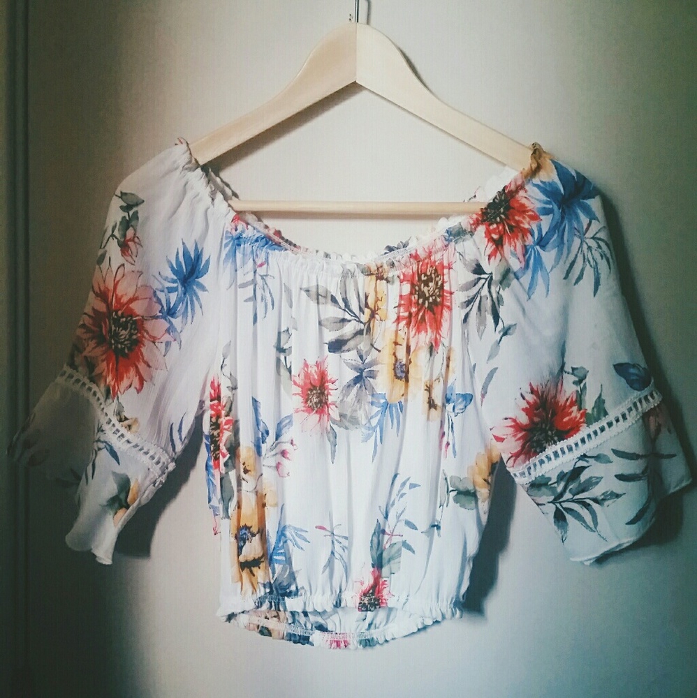 Off shoulder flower Crop-top