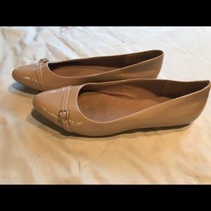 Nude pointy toe flats