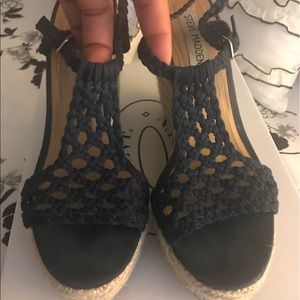 Steve Madden MANNGO crochet wedge sz 8
