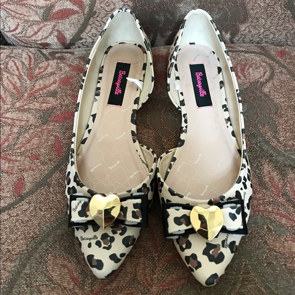 NWOT Betsey Johnson Cheetah Bow Flats Size 6.5