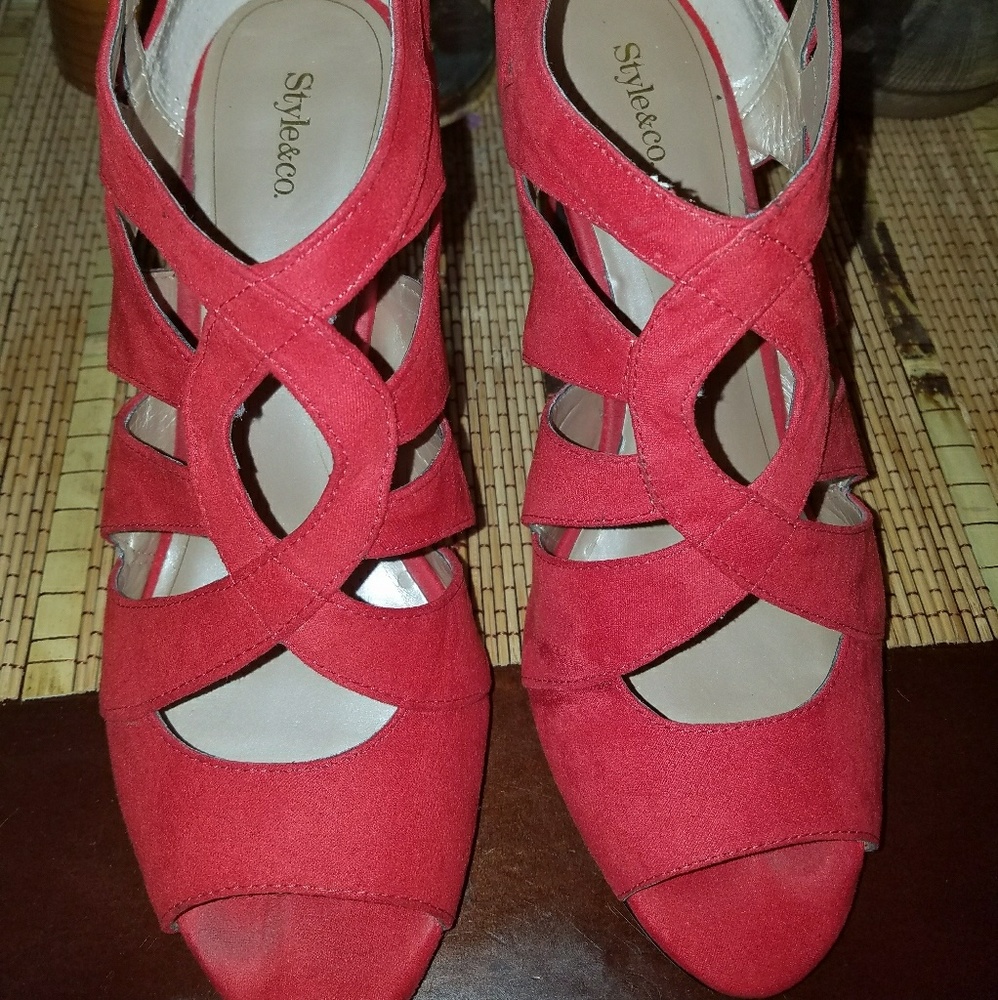 Fire red pumps
